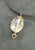 Collar en piel y cuarzo citrino.